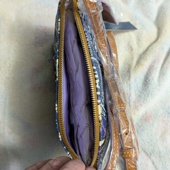 Dooney & Bourke 2017 Epcot Food And Wine Festival Crossbody Bag - Picture 8 of 9